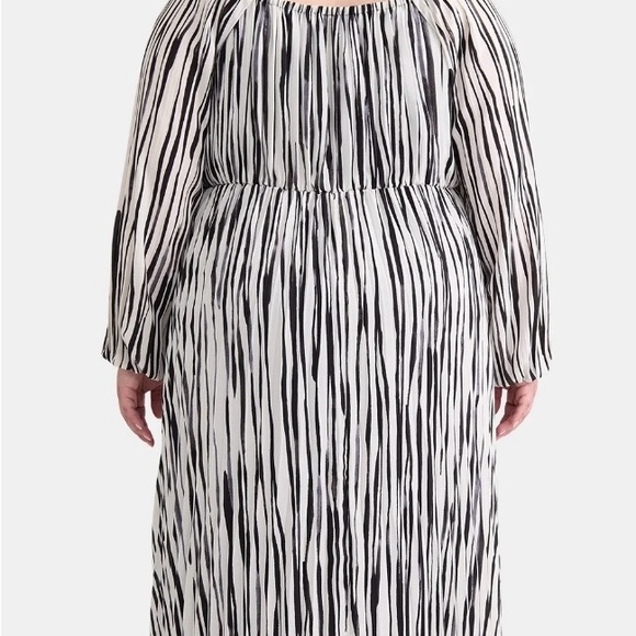 COPY - Women’s Plus Size Pleated Midi Dress With Sweetheart Neck - Picture 3 of 5